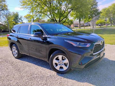 Used 2023 Toyota Highlander L FWD image 1