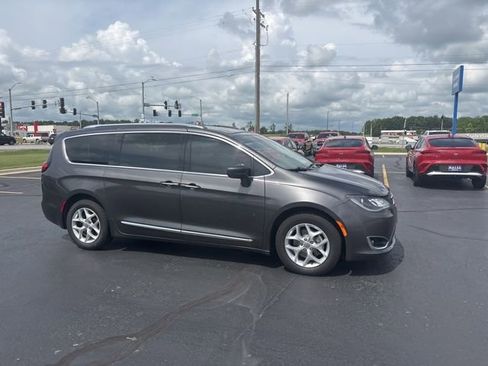Used 2017 Chrysler Pacifica Touring-L Plus w/ Tire & Wheel Group FWD image 8