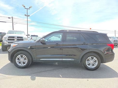 Used 2022 Ford Explorer XLT AWD/4WD image 3