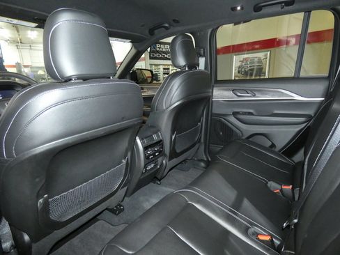 Used 2024 Jeep Grand Cherokee Limited image 23