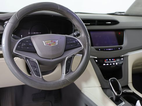 Used 2017 Cadillac XT5 Luxury image 3