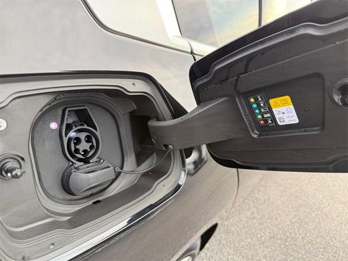 Certified 2025 BMW i5 xDrive40 w/ Premium Package image 37