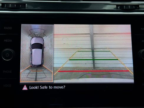 Used 2018 Volkswagen Tiguan SEL Premium image 16