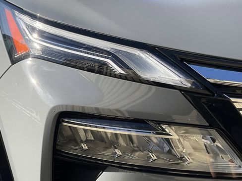 Used 2025 Nissan Rogue Platinum image 9