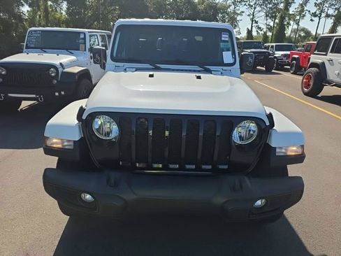 Used 2022 Jeep Gladiator Sport AWD/4WD image 9
