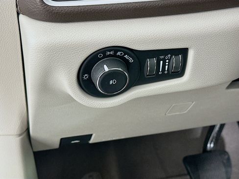 Used 2021 Chrysler Pacifica Touring-L image 17