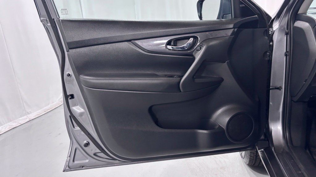 Used 2018 Nissan Rogue S AWD/4WD image 16