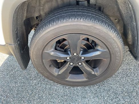 Used 2023 Jeep Grand Cherokee Altitude image 10