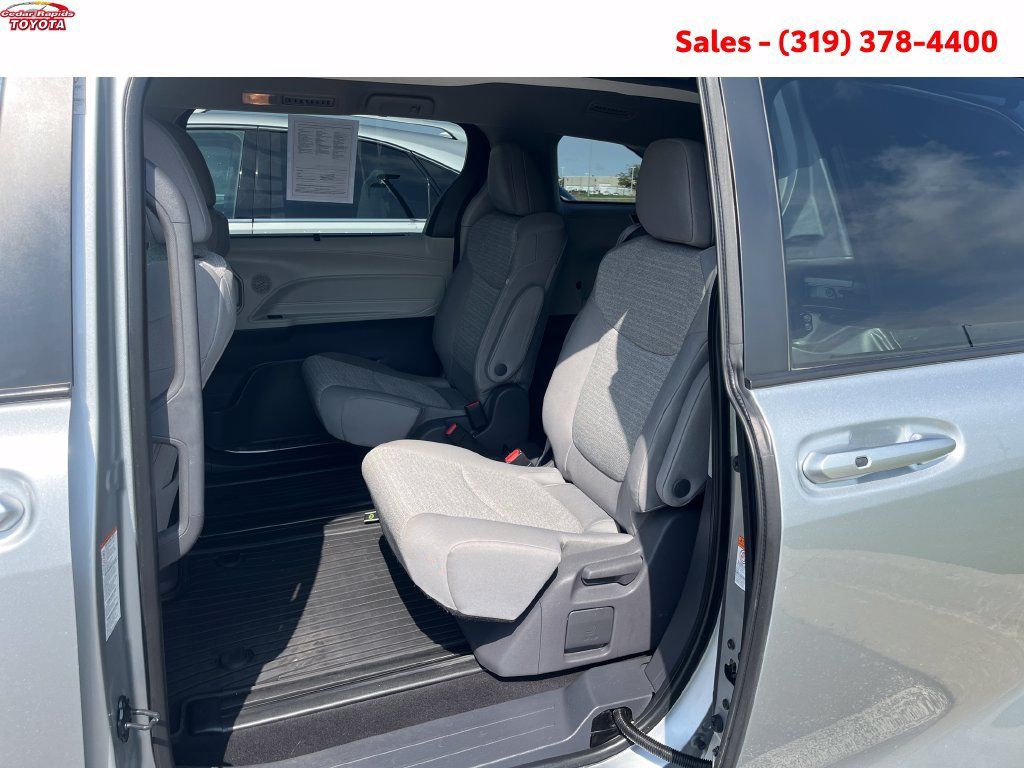 Certified 2021 Toyota Sienna LE FWD image 17
