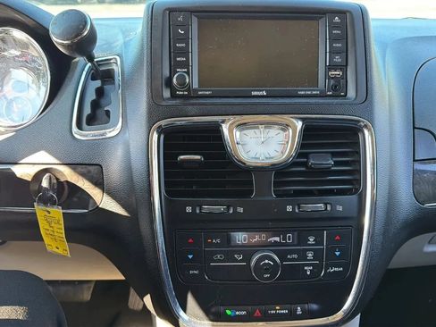 Used 2015 Chrysler Town & Country Touring FWD image 17