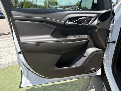 Used 2023 GMC Acadia SLT w/ Preferred Package FWD image 17