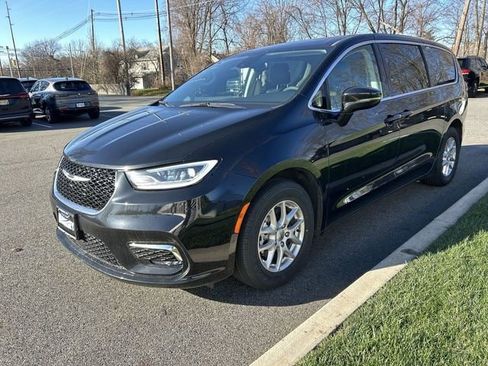 Used 2024 Chrysler Pacifica Touring-L image 4