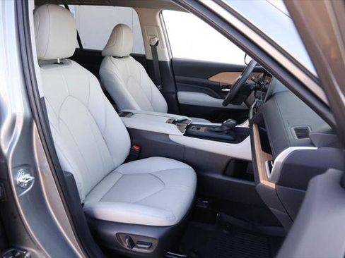 Certified 2025 Toyota Grand Highlander FWD image 30