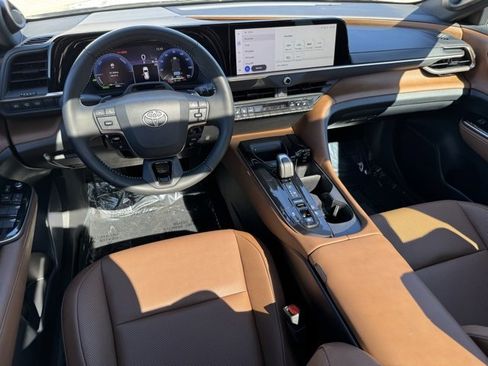 Certified 2025 Toyota Crown Signia image 9