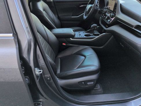 Used 2023 Toyota Highlander XLE image 24