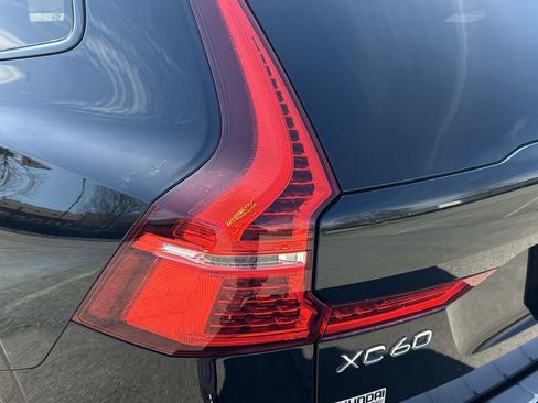 Used 2022 Volvo XC60 B6 R-Design image 13