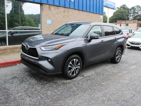 Used 2023 Toyota Highlander XLE FWD image 3