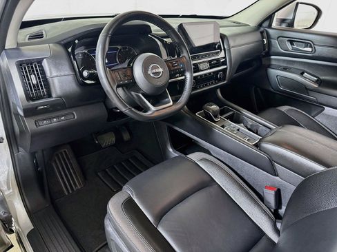 Used 2025 Nissan Pathfinder SL FWD image 7