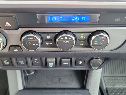 Used 2021 Toyota Tacoma TRD Off-Road w/ Technology Package AWD/4WD image 34