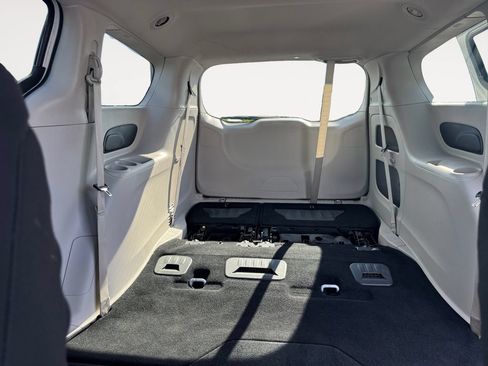 Used 2023 Chrysler Voyager LX FWD image 13
