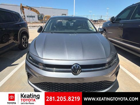 Used 2025 Volkswagen Jetta SE FWD image 8