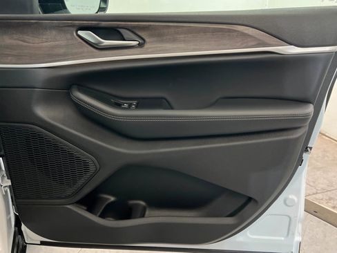 New 2025 Jeep Grand Cherokee L Limited w/ Trailer Tow Package image 24