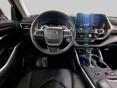 Used 2025 Toyota Highlander XLE AWD/4WD image 6