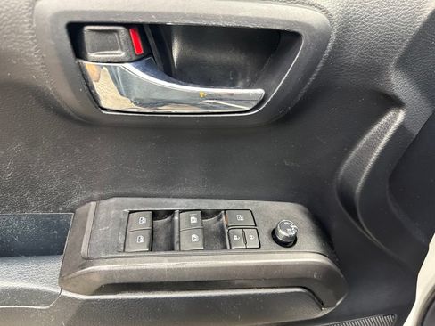 Used 2018 Toyota Tacoma TRD Off-Road w/ Technology Package AWD/4WD image 28