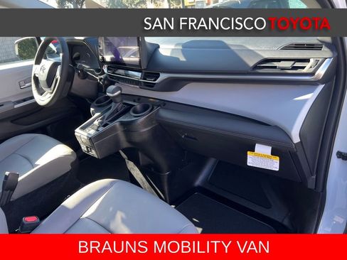 Used 2026 Toyota Sienna XLE FWD image 31