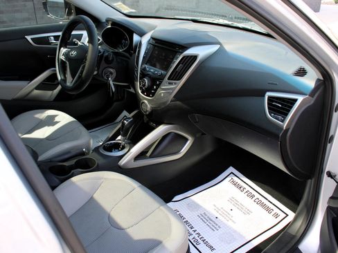 Used 2012 Hyundai Veloster w/ Style Pkg image 13