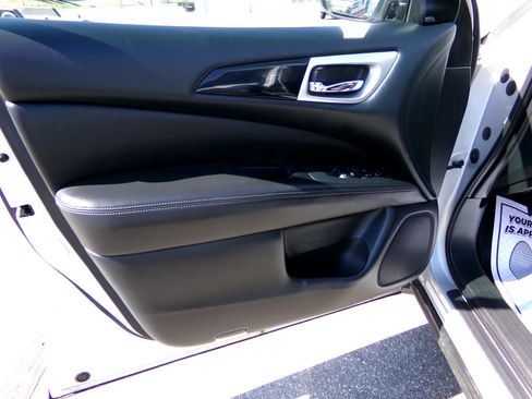 Used 2019 Nissan Pathfinder SV image 9