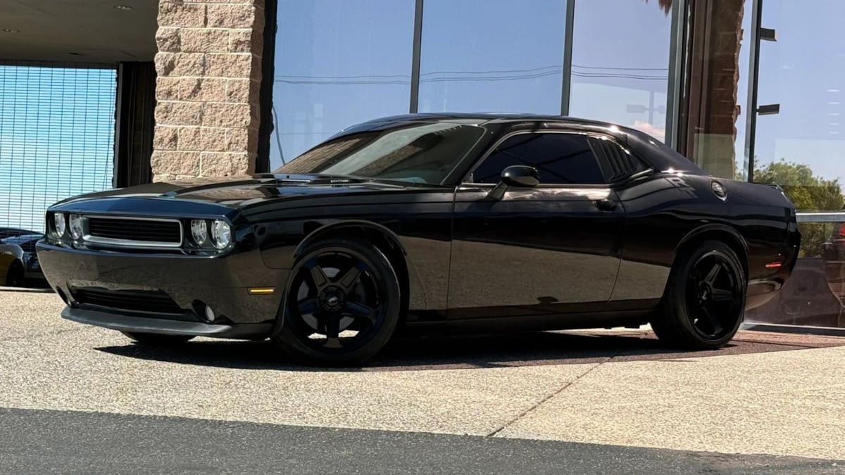 Used 2013 Dodge Challenger R/T RWD image 3