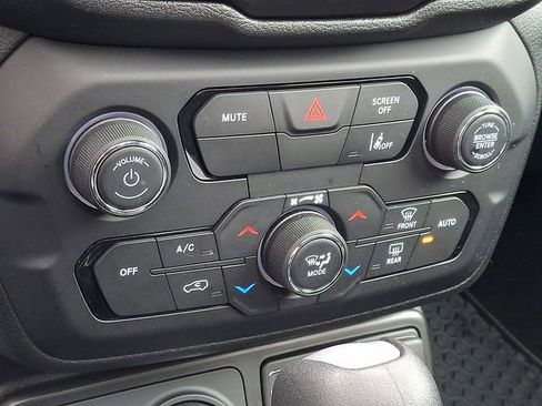 Used 2022 Jeep Renegade Latitude w/ Sun/Sound Group image 16