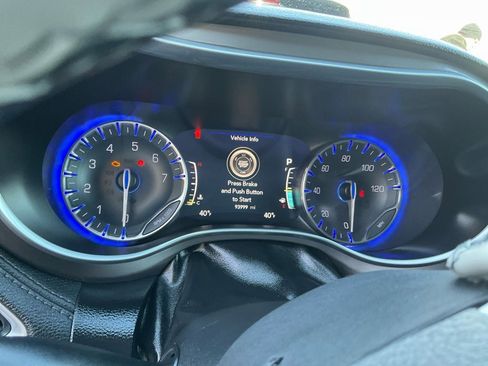 Used 2018 Chrysler Pacifica Limited image 5