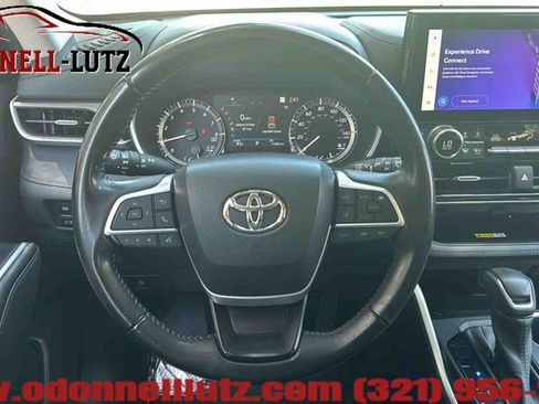 Used 2023 Toyota Highlander XLE FWD image 17