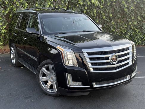 Used 2015 Cadillac Escalade Luxury image 2