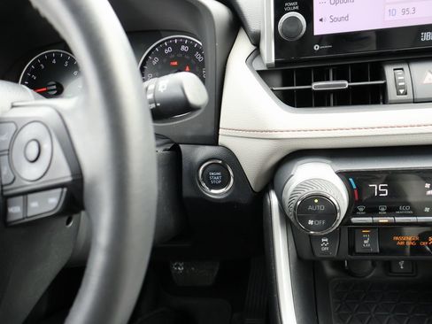 Used 2022 Toyota RAV4 XLE Premium image 26