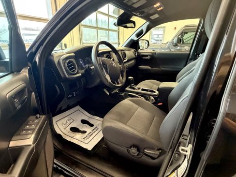 Used 2019 Toyota Tacoma TRD Off-Road w/ Technology Package image 6
