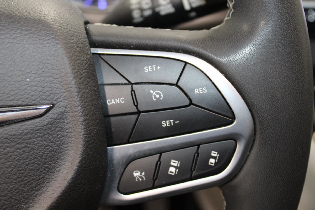 Used 2024 Chrysler Pacifica Touring-L FWD image 32