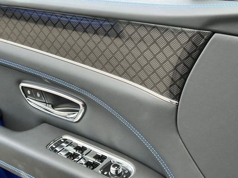 Used 2025 Bentley Bentayga image 37