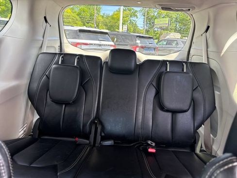 Used 2023 Chrysler Pacifica Touring-L FWD image 21