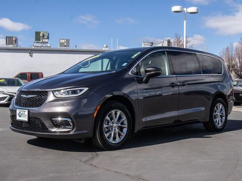 Used 2023 Chrysler Pacifica Touring-L w/ Uconnect Theater Family Group AWD/4WD image 3