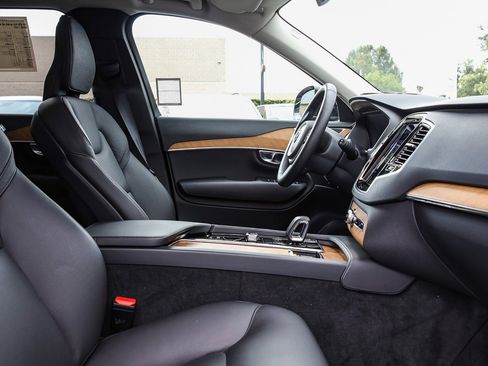 Used 2025 Volvo XC90 B6 Plus image 16