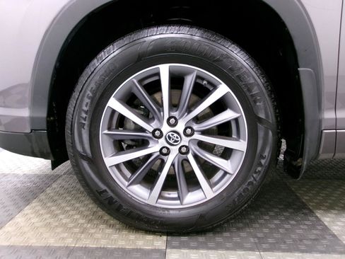 Used 2018 Toyota Highlander XLE AWD/4WD image 19