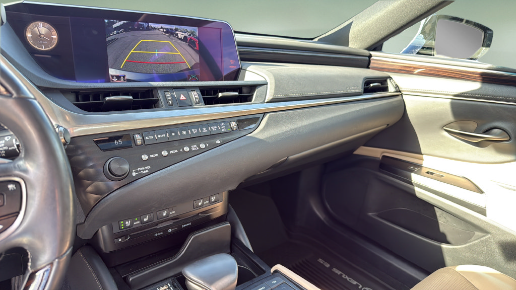 Used 2020 Lexus ES 300h w/ Premium Package FWD image 32