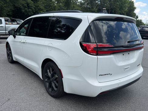 Used 2025 Chrysler Pacifica Limited FWD image 7
