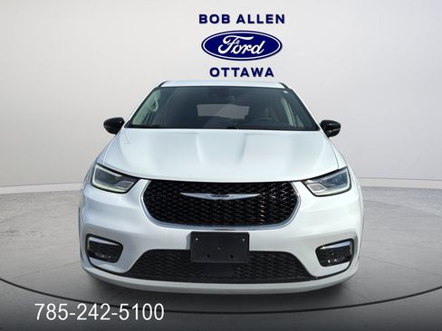 Used 2024 Chrysler Pacifica Touring-L image 17