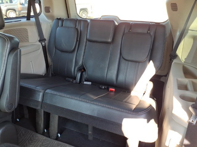Used 2013 Chrysler Town & Country Touring-L w/ Driver Convenience Group FWD image 11