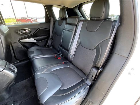 Used 2018 Jeep Cherokee Latitude Plus w/ Comfort/Convenience Group image 19