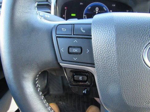 Used 2025 Toyota Camry SE w/ Convenience Package image 15